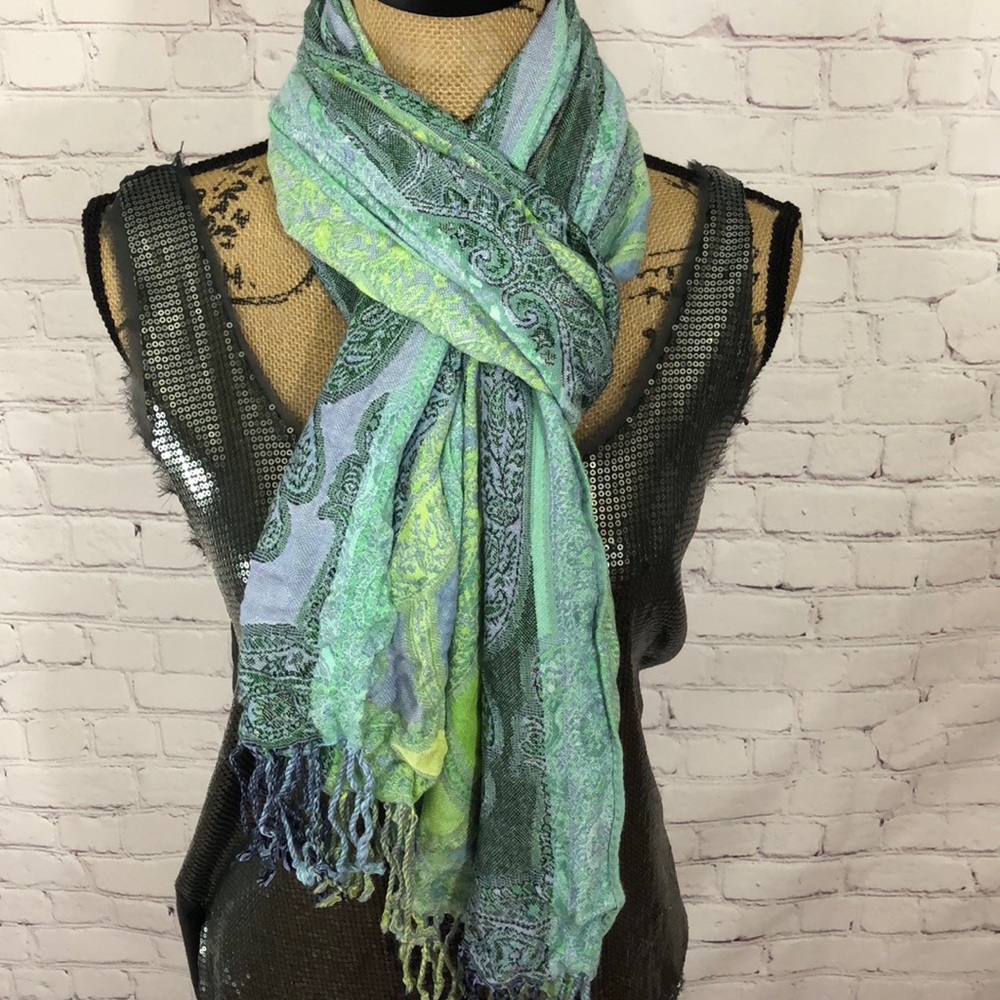 Scarf with fringes